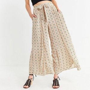 UO TILE PRINT SPLIT LEG WIDE LEG PANTS